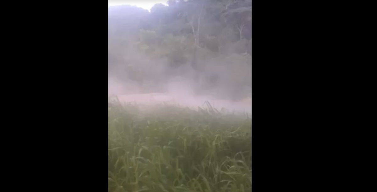 El lodo hirviendo que genera columna de vapor se hizo presente en al menos cuatro comunidades de ese municipio. (Isabel Zamudio)
