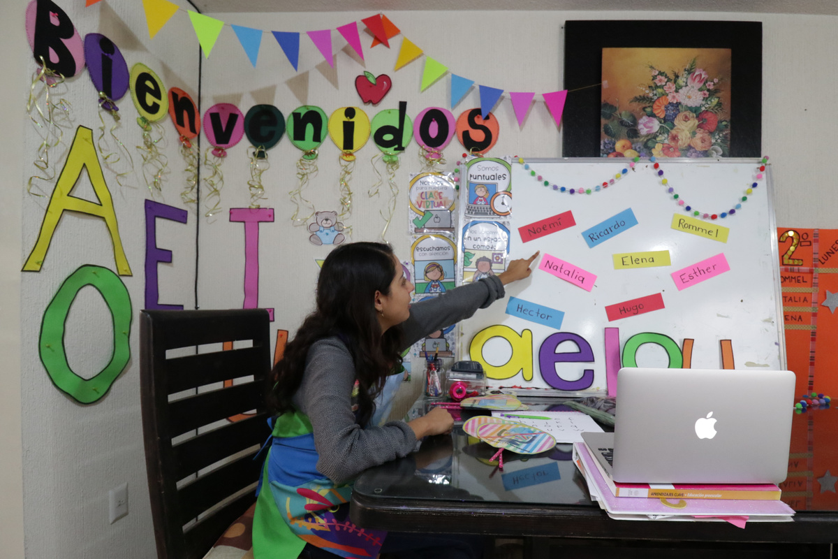 Maestra de preescolar imparte clases en línea desde su casa. (Agencia Enfoque)