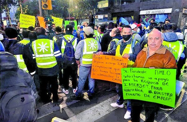 Trabajadores de la aerolínea se manifestaron ayer en Palacio Nacional. Especial