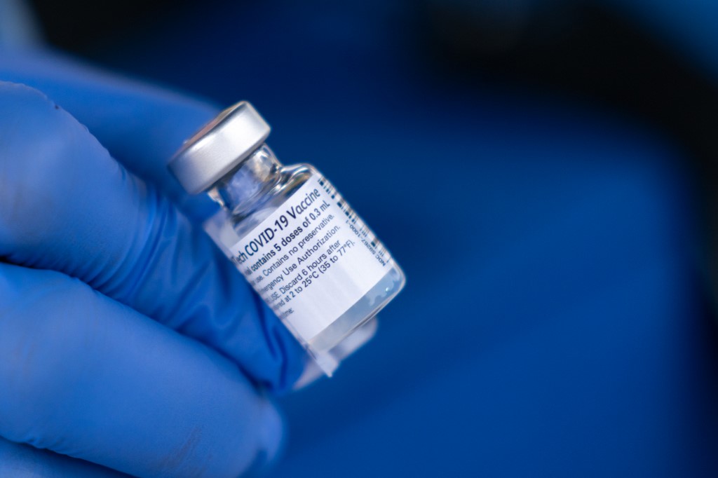 La vacuna de Pfizer ya ha sido autorizada en 8 países de forma oficial. (AFP)