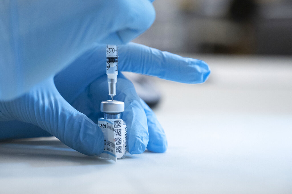 La vacuna de Pfizer ha recibido la aprobación de emergencia en algunos países del mundo. (AP)