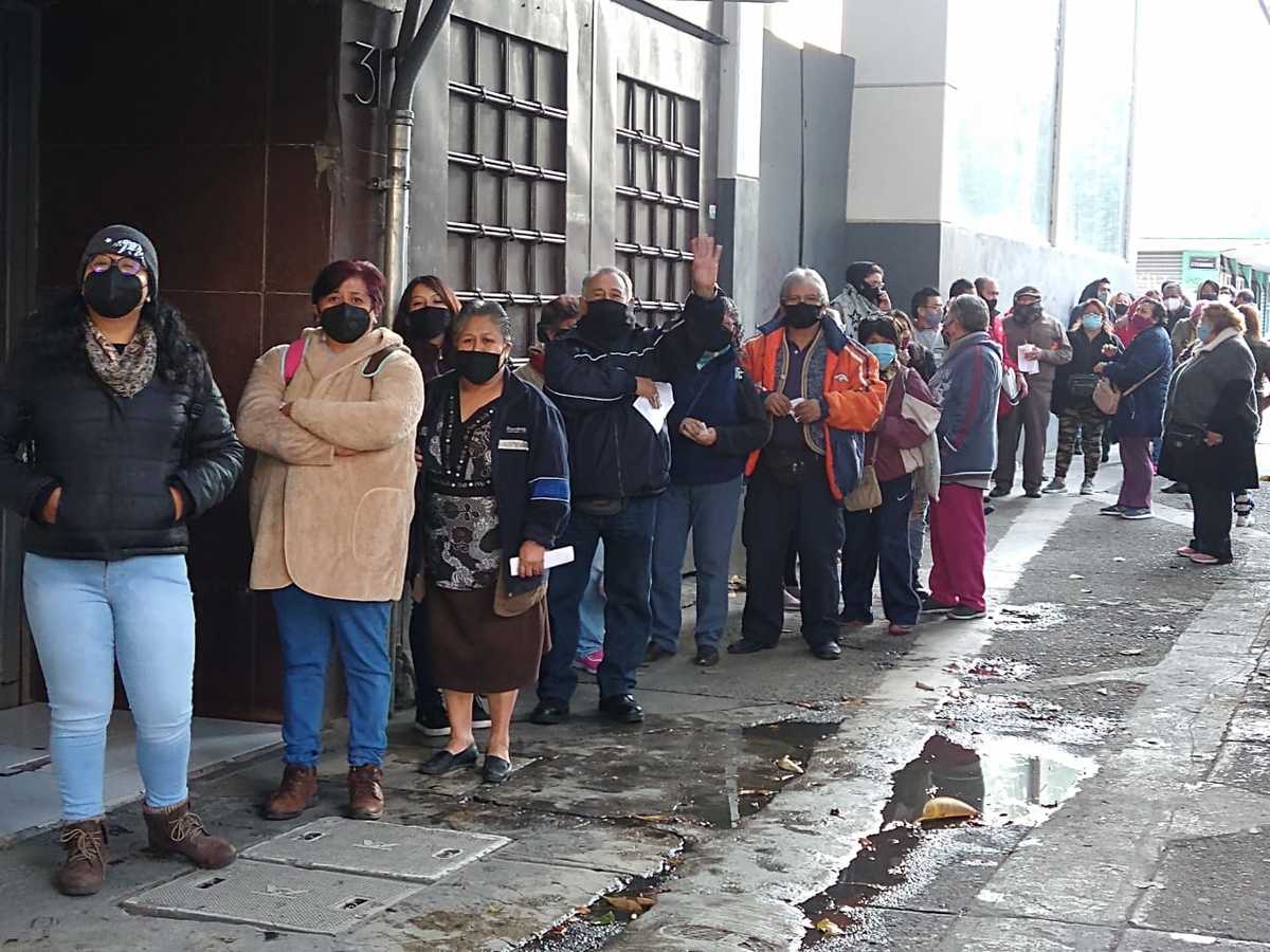 Voceadores de la Ciudad de México realizan larga fila sin guardar sana distancia