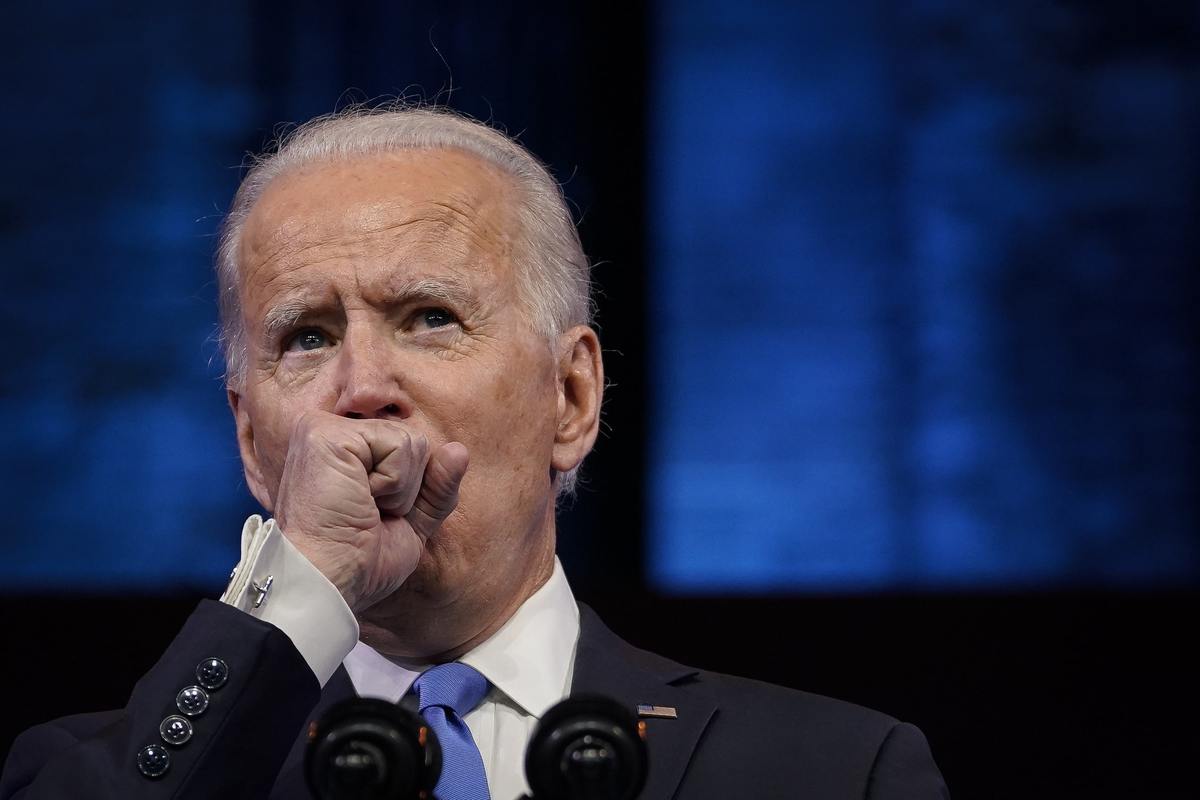 Con una voz ronca, Joe Biden agradeció su triunfo a la nación. Foto: GettyImages/Drew Angerer