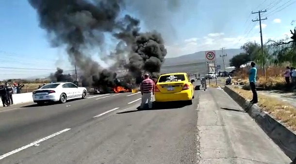 Bloquean carretera Apaseo el Alto-Querétaro con quema de llantas