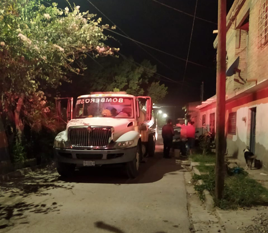 La casa estaba deshabitada quemándose así la maleza y basura acumulada en el lugar. (Notivox Digital)