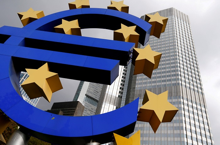 Escultura del logotipo del euro. (Reuters)