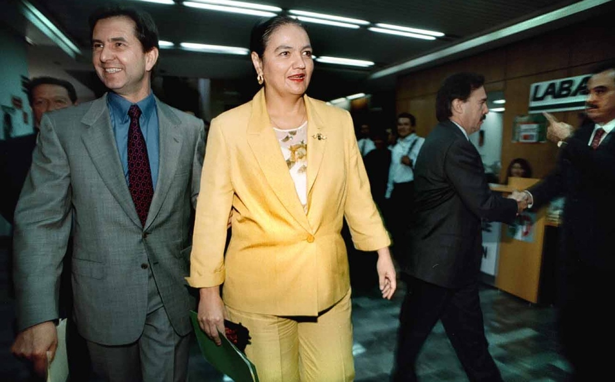 Esteban Moctezuma, Dulce María Sauri en una conferencia de prensa en el 2000. (Cuartoscuro)