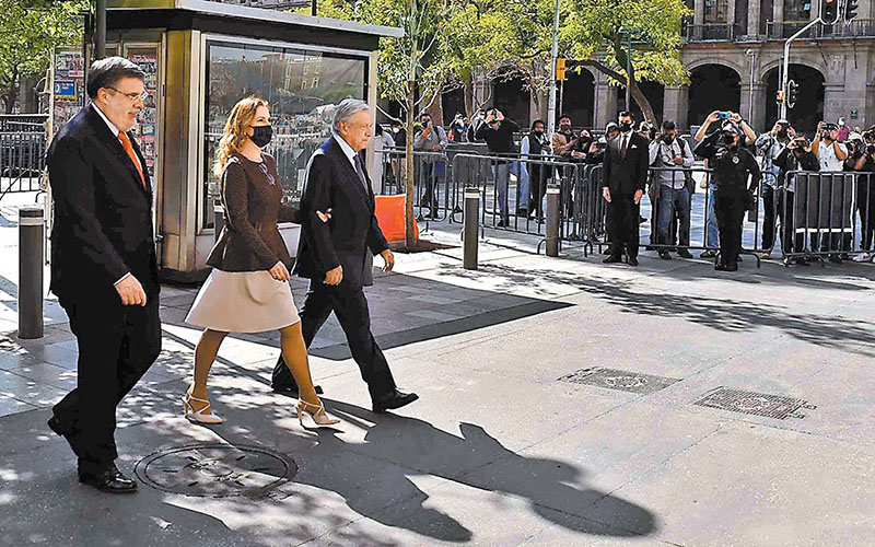 Julio Scherer Ibarra, Beatriz Gutiérrez Müller y López Obrador camino a la Corte. (Especial)