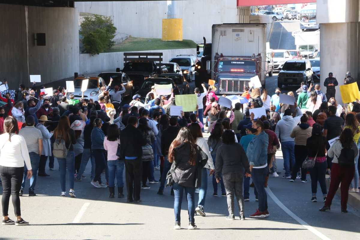 Maestros protestan en Monterrey por pago diferido de aguinaldos. Foto: Leonel Rocha.