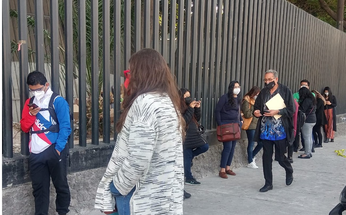 Los médicos realizan largas filas para obtener una residencia médica en la CdM. (César Velázquez)