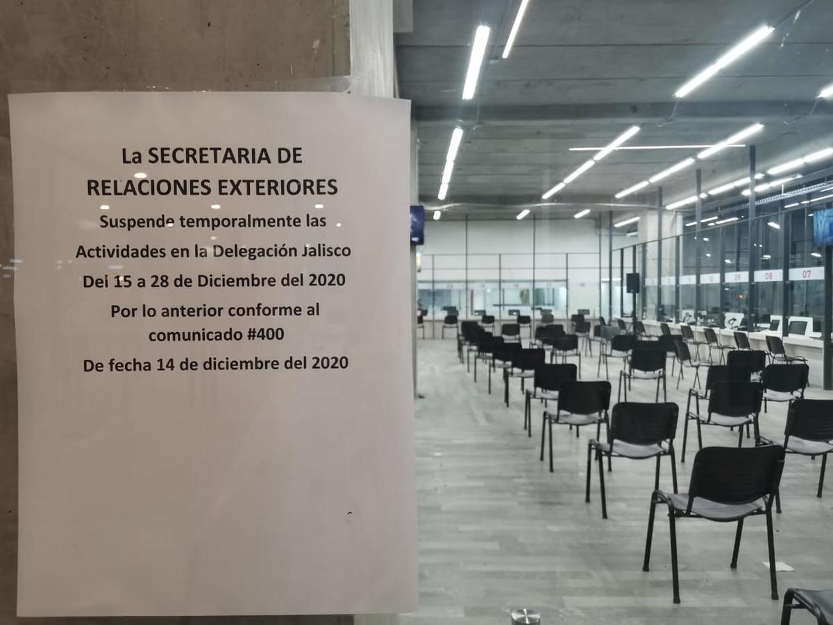 Personas que tenían cita para tramitar su pasaporte señalan que no fueron notificados. (Diana Barajas)