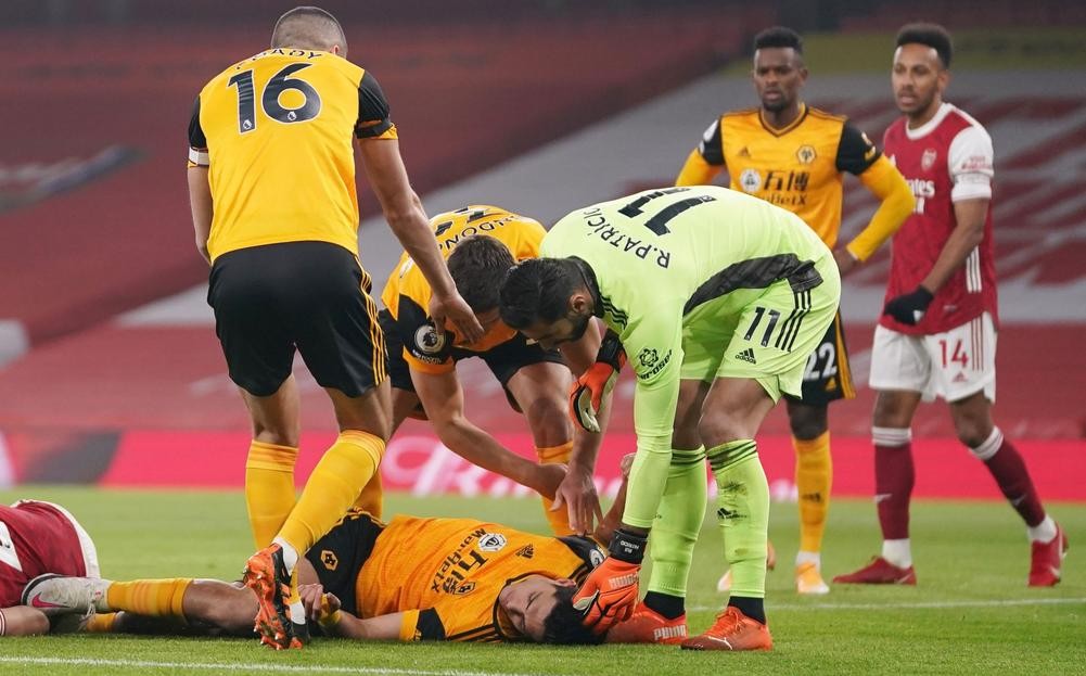Raúl Jiménez tras sufrir fuerte choque de cabezas con David Luiz (Reuters)