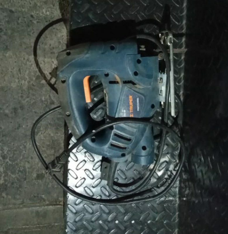Se le aseguró una máquina cortadora de metal.