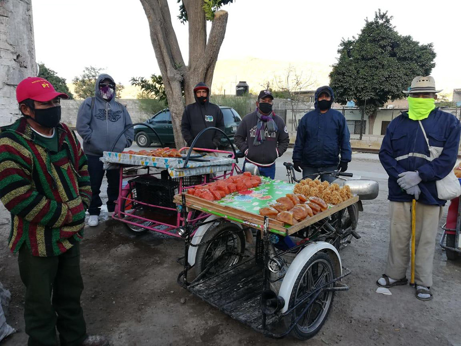 Vendedores acuden a su casa para surtir los dulces. (Especial)