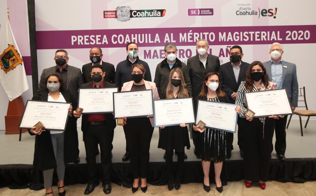 Se entregó la presea al “Maestro del Año” a la profesora monclovense Nancy Jazmín Flores Martínez. (Especial)