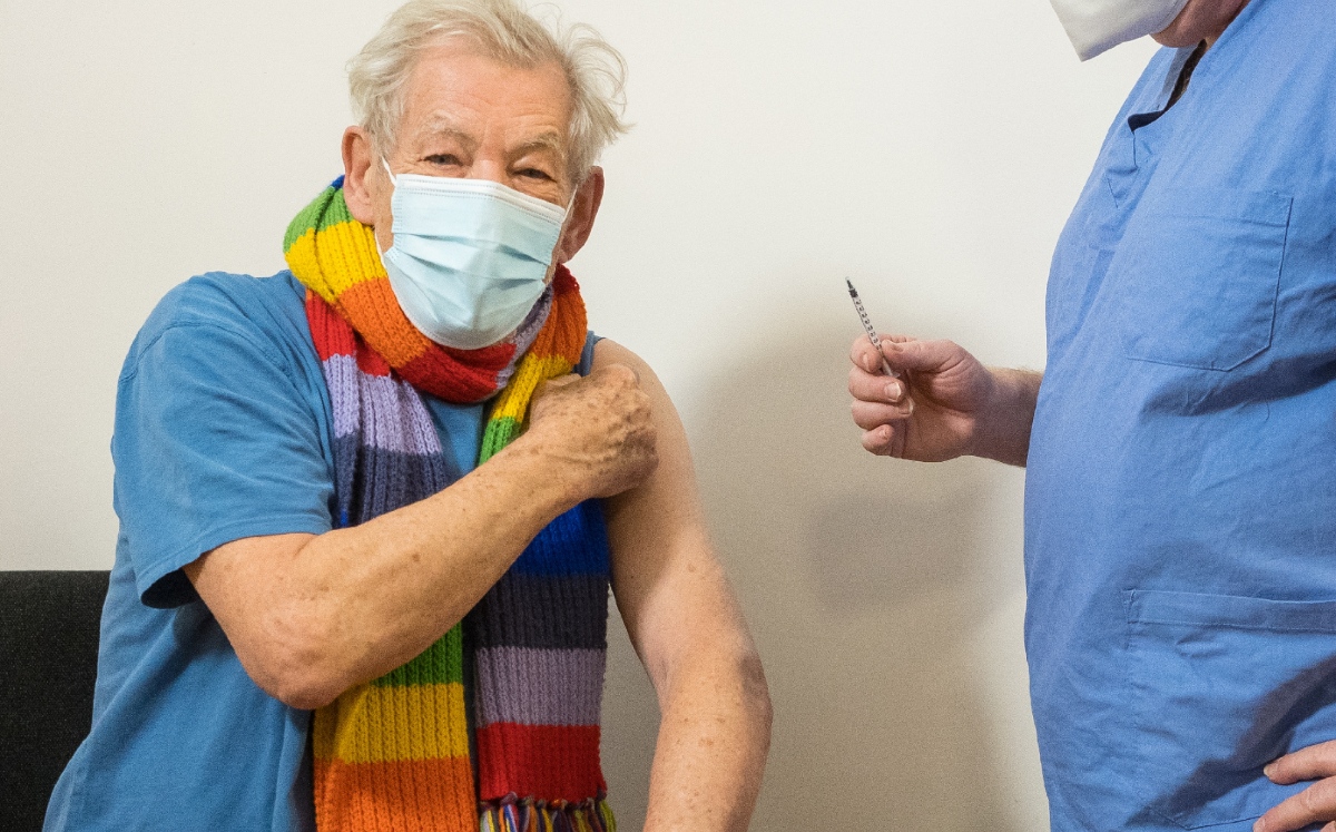Ian McKellen se vacuna contra covid-19 (Reuters)