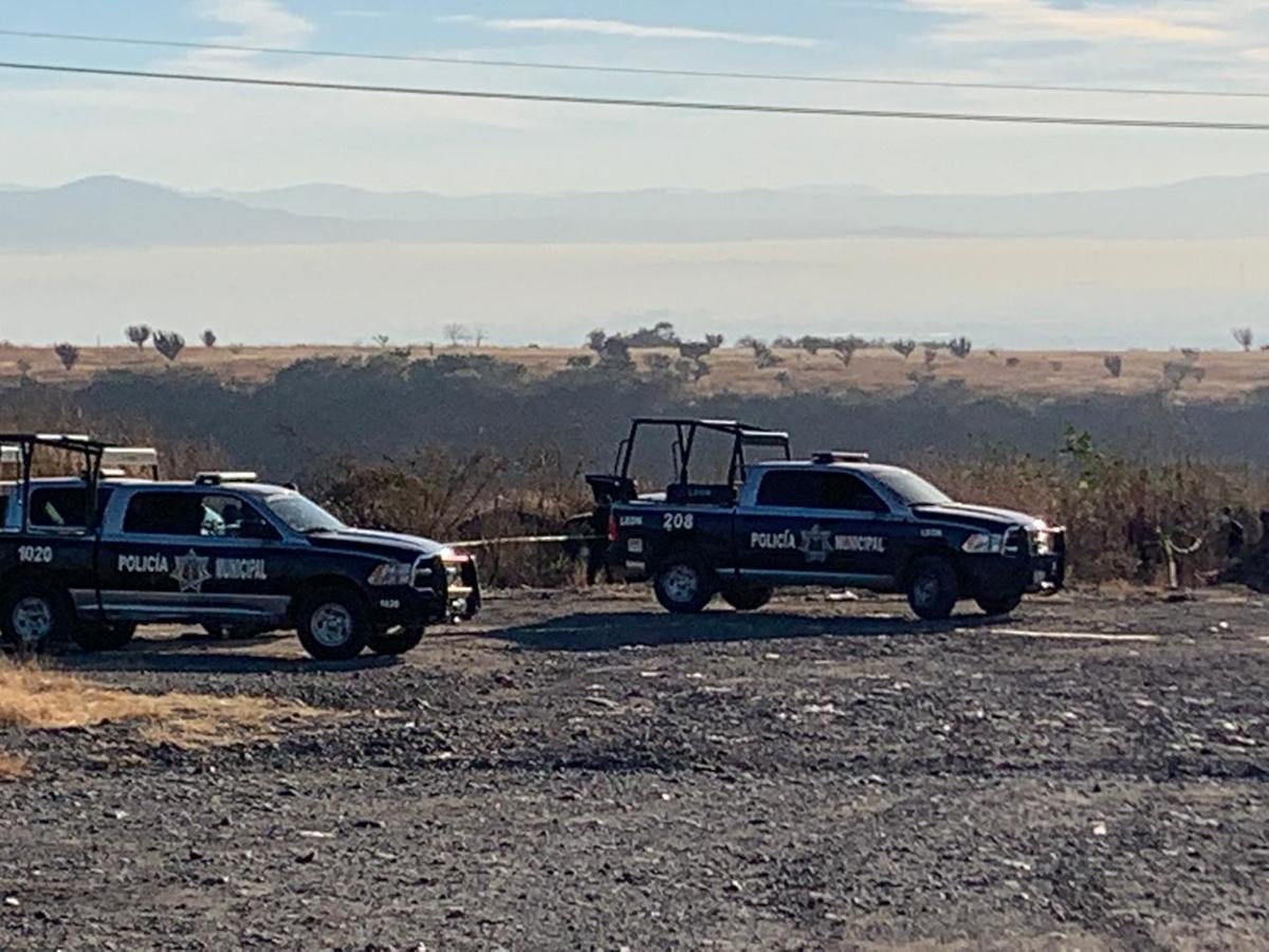 Localizan la Jacinto López a hombre muerto y mujer lesionada  en un auto