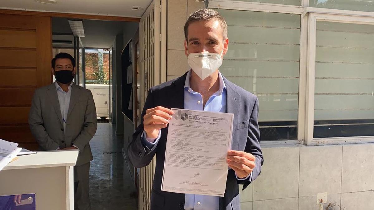 Pepe Martínez hizo entrega de su registro de intención al Instituto Electoral y de Participación Ciudadana de Jalisco. (Erick Breguer)