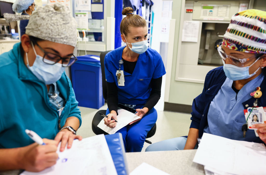 Personal de enfermería en un hospital en California.