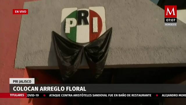 Colocan corona de flores y un moño negro en PRI Jalisco