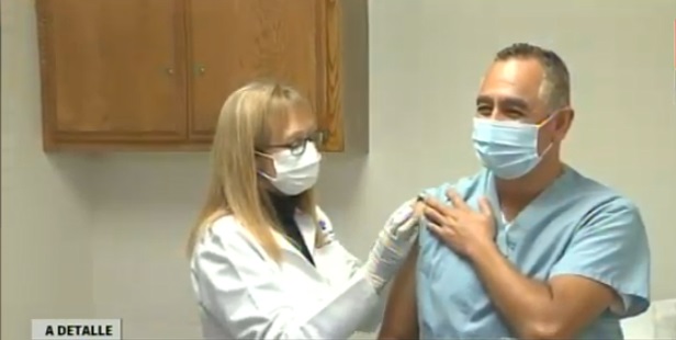 El doctor Andrés Smith se ha convertido en el primer mexicano que se inmunizó contra el covid-19. (Captura de pantalla)