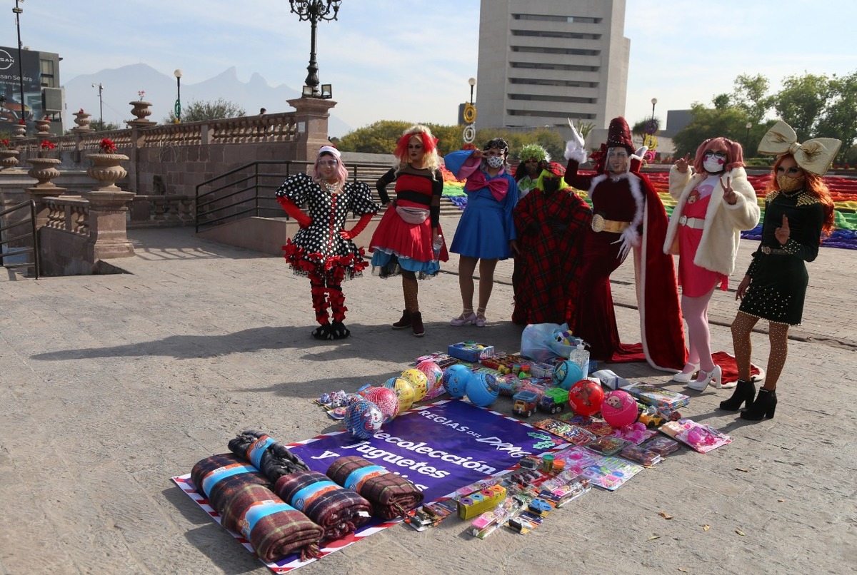 Las drag queens estarán hasta las 18:00 en la Explanada de los Héroes. Foto: Jorge López.