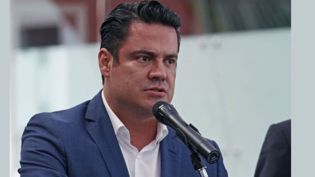 Familiares de Aristóteles Sandoval acuden a reconocer su cuerpo