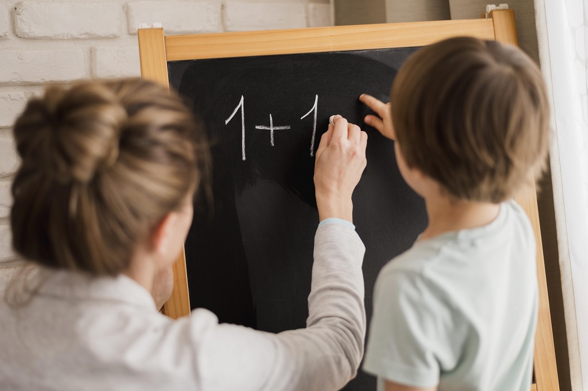 Con una lotería o un memora se pueden enseñar las tablas de multiplicar desde casa. (Freepik)