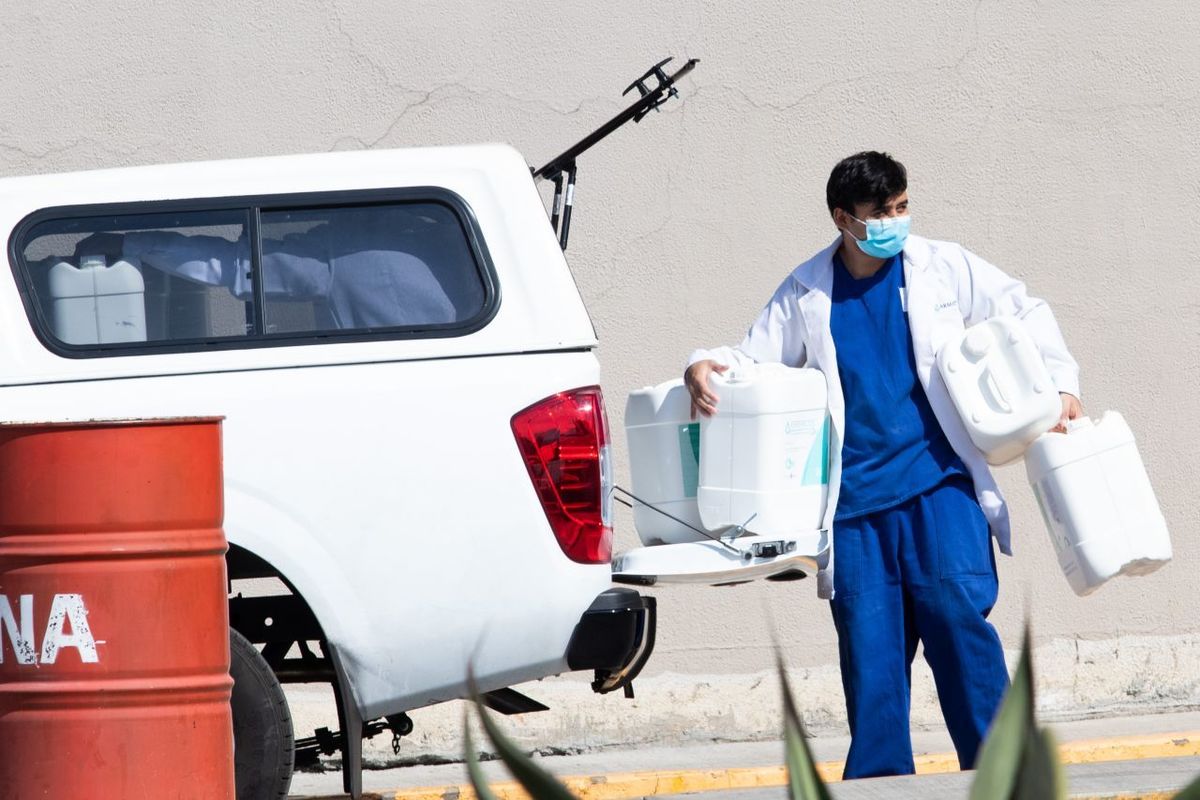 Un médico transportó equipo médico en las inmediaciones del Hospital de Especialidades Belisario Domínguez. (Cuartoscuro)