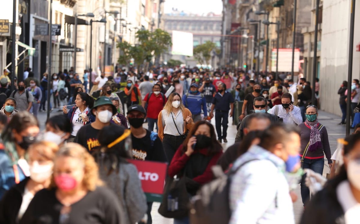 Pese a las indicaciones se pudieron observar varias personas portando mal el cubrebocas. (Octavio Hoyos)