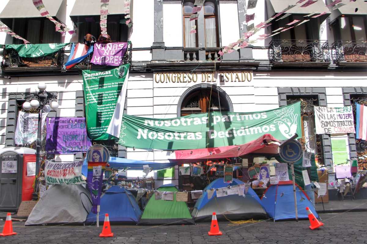 Plantón de feministas a las afueras del Congreso local. (Melanie Torres)