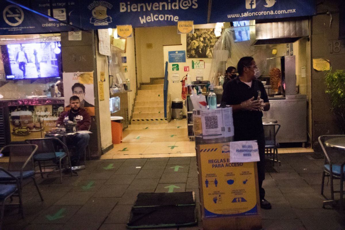 Los restaurantes en la capital deberán solamente ofrecer comida para llevar. (Cuartoscuro)