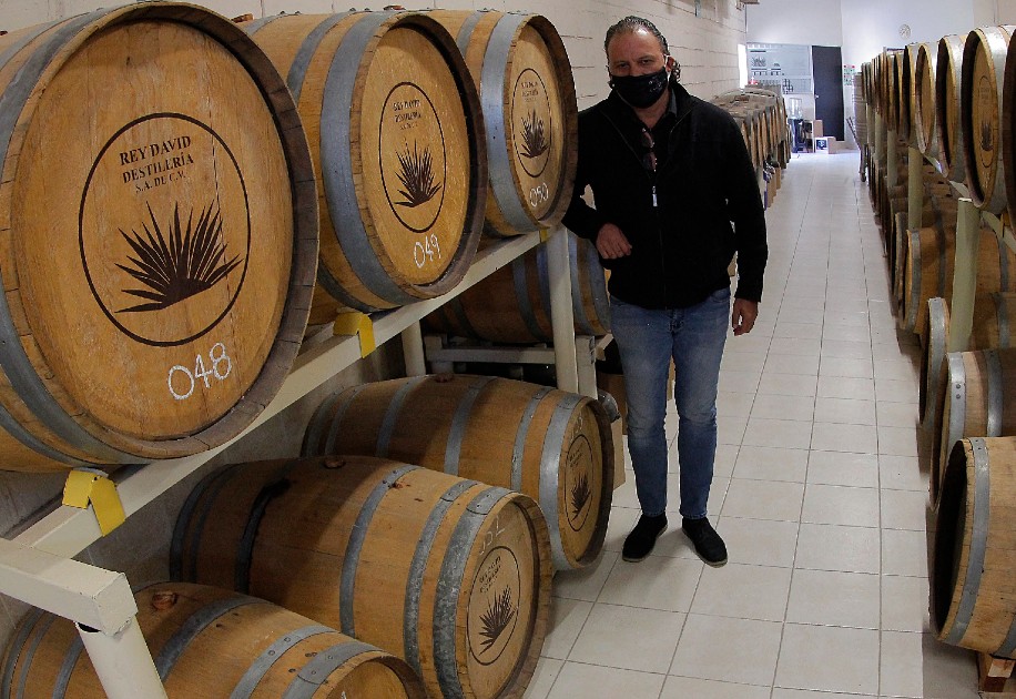“Como quien dice, el sotol es el primo del tequila y el mezcal”, describe Rodolfo Haro. (Manuel Guadarrama)