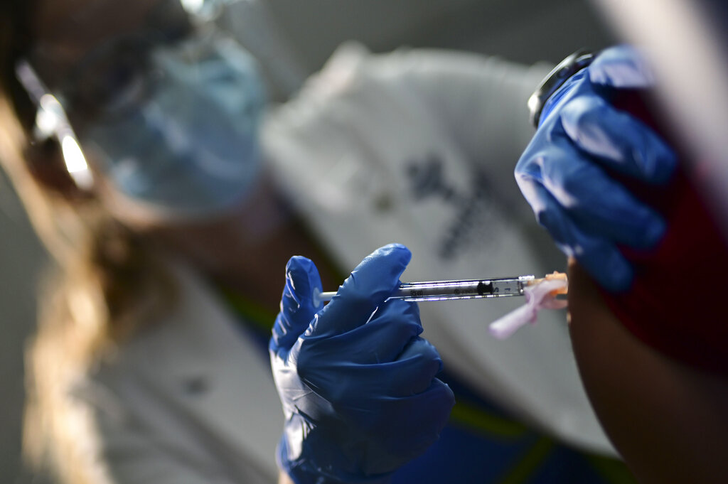 La vacuna anticovid de Pfizer ya empezó a ser aplicada en varios puntos de Estados Unidos. (AP)