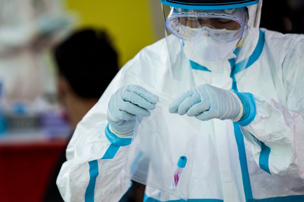 Las autoridades sanitarias de Reino Unido alertaron a la OMS del descubrimiento de la nueva cepa de coronavirus. (AFP)