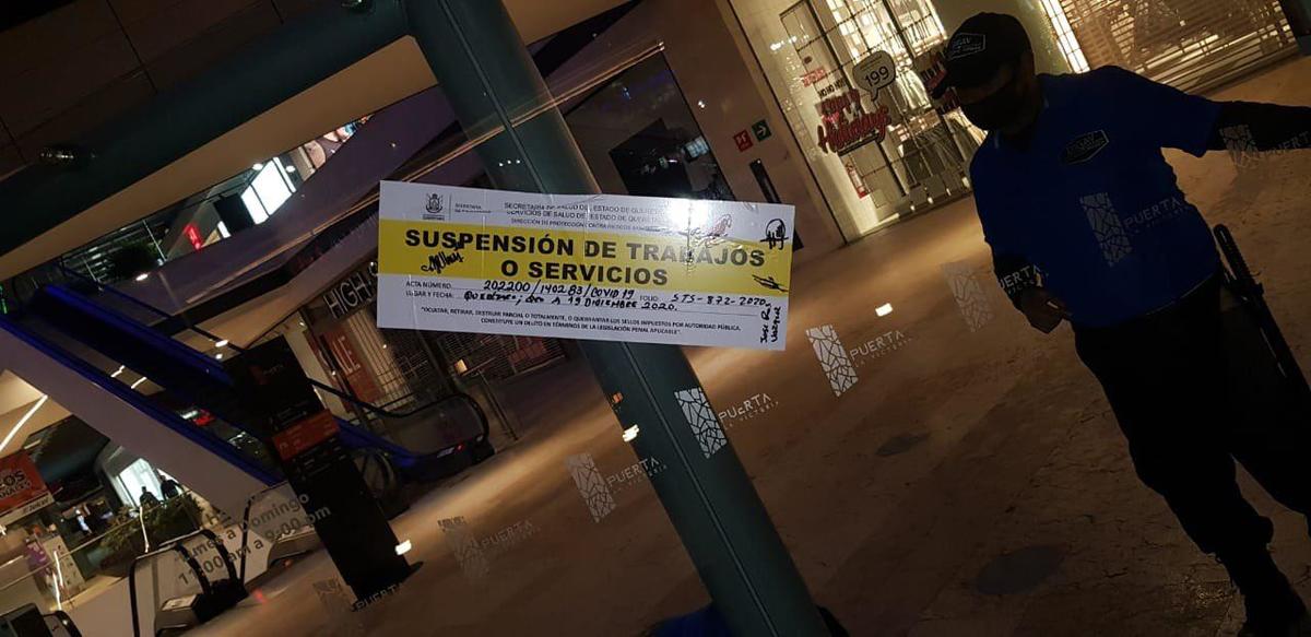 Autoridades de seguridad colocaron sellos de clausurado en la plaza. (Estrella Álvarez)