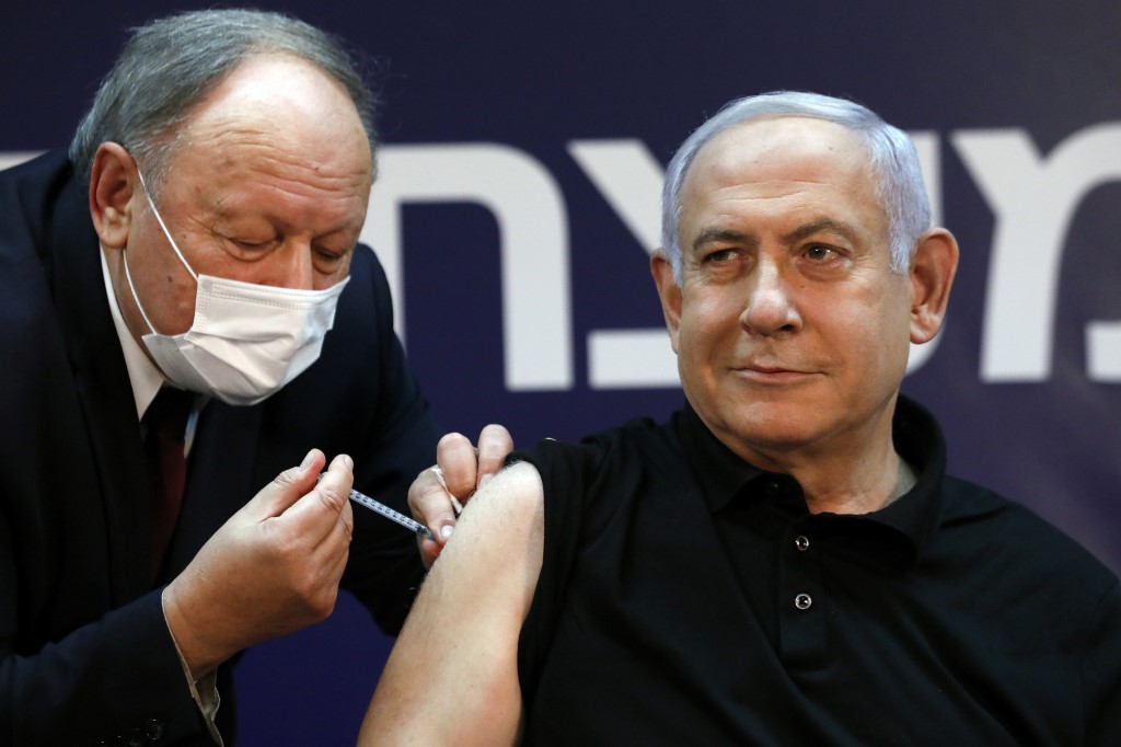 Benjamin Netanyahu recibiendo la vacuna contra el covid-19 de Pfizer. (AFP)