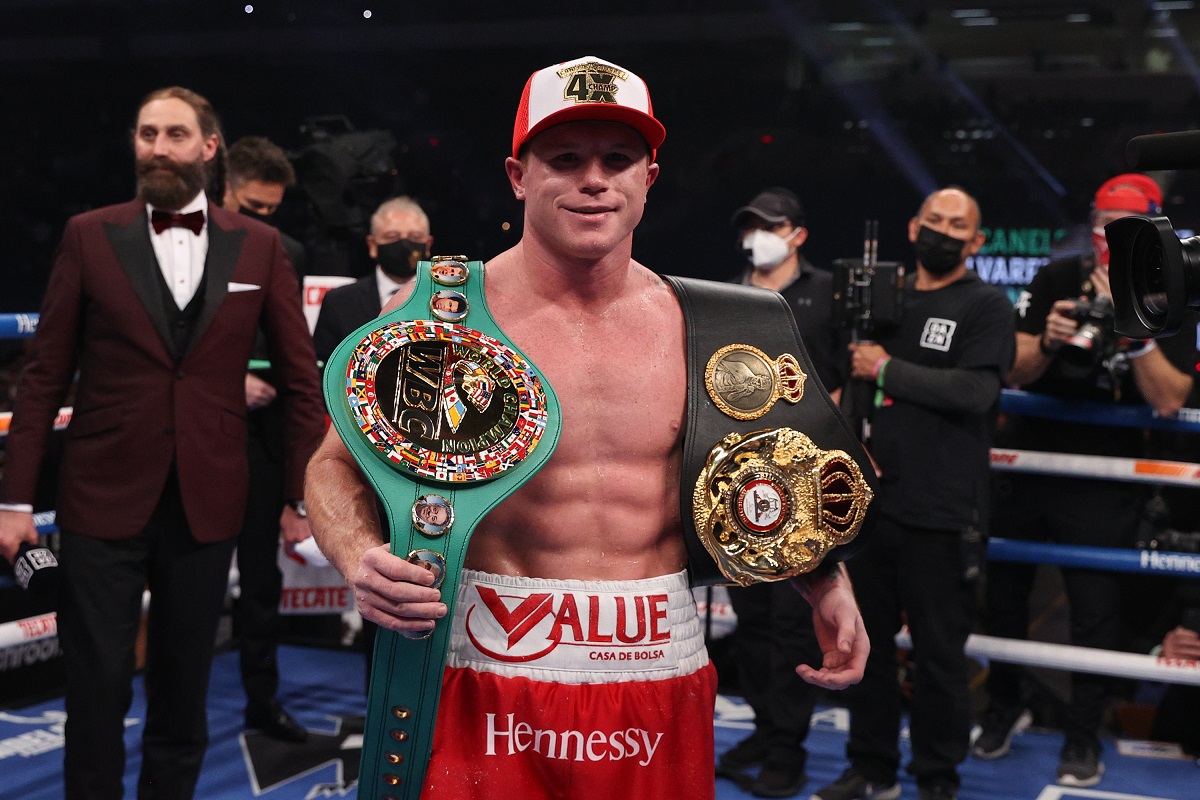 Canelo Álvarez se impone y vence por decisión unánime a Callum Smith (Reuters)