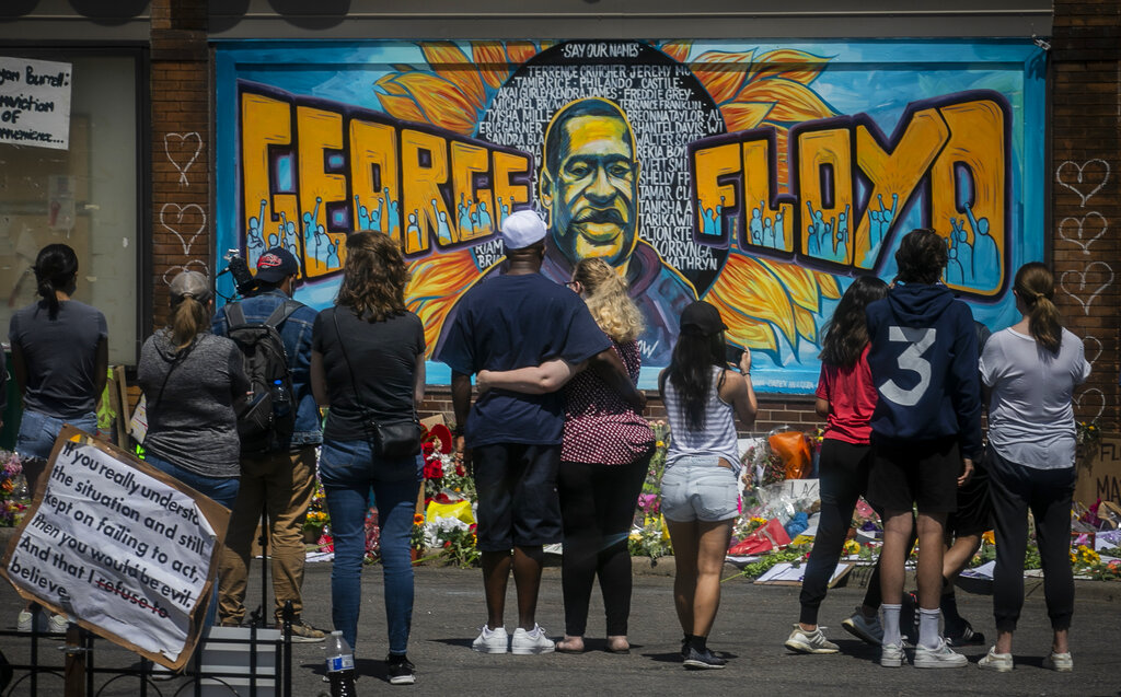 George Floyd fue asesinado por el policía Derek Chauvin y otros tres acompañantes el 25 de mayo pasado. (AP)