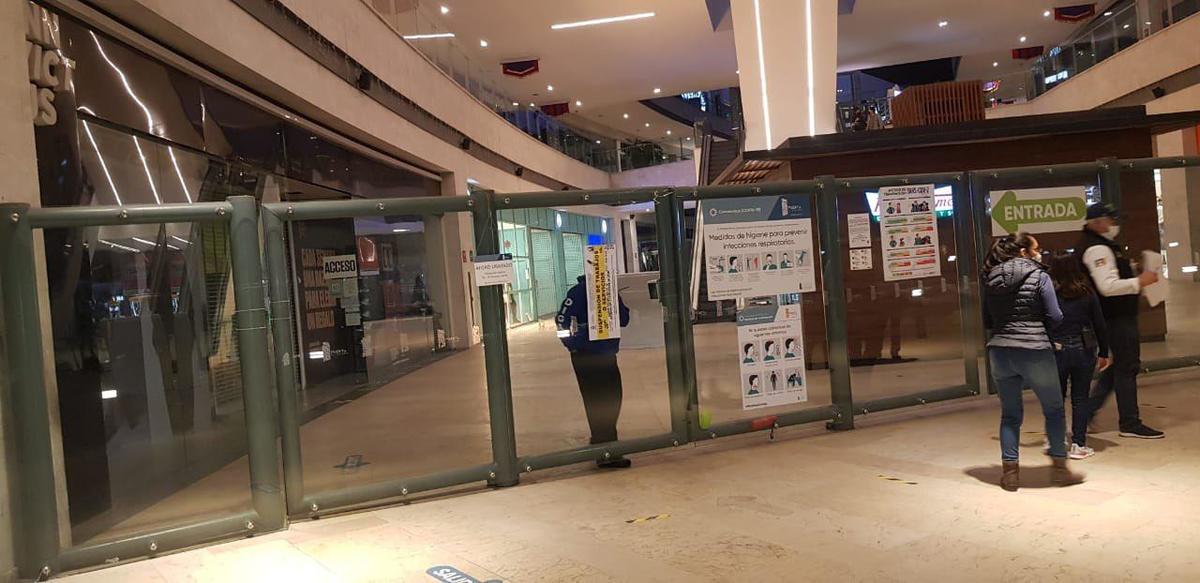 Esta noche fue cerrada una plaza por no respetar las medidas sanitarias. (Estrella Álvarez)