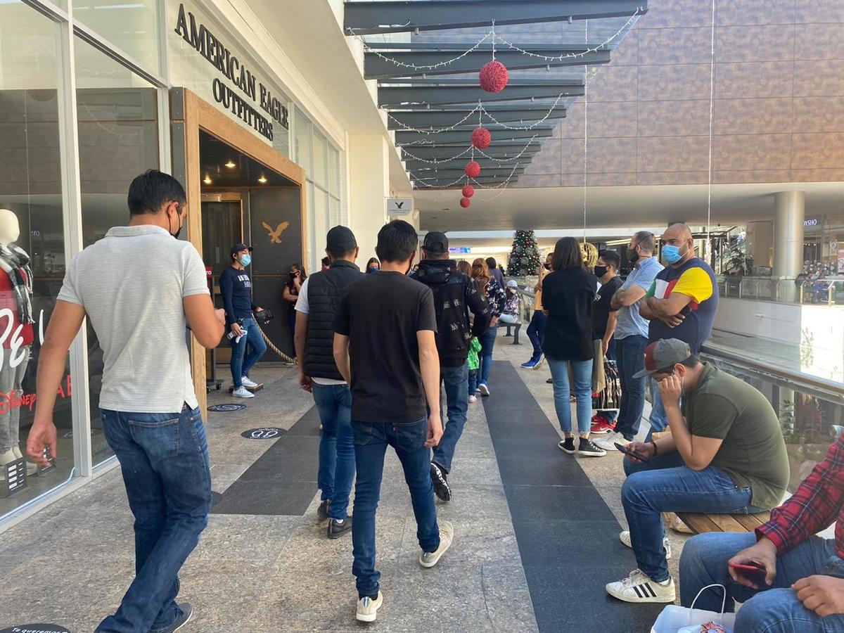 Abarrotan plazas por compras navideñas