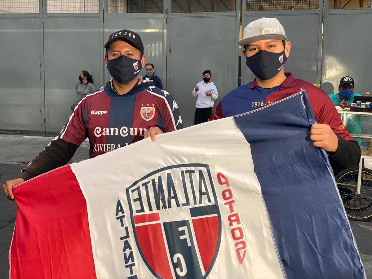 Aficionados del Atlante en el Estadio Azul (Ángel Magno)