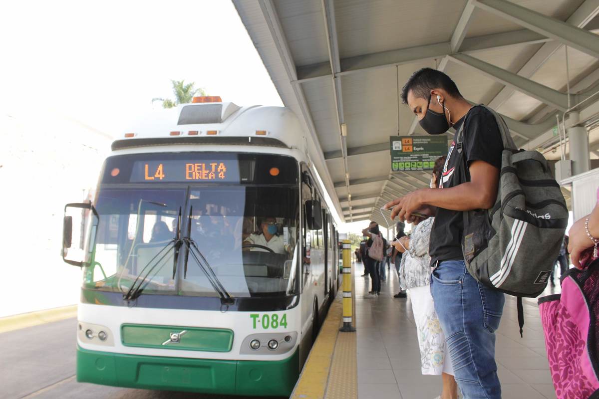 Bajan a más de mil leoneses del camión por no usar cubrebocas