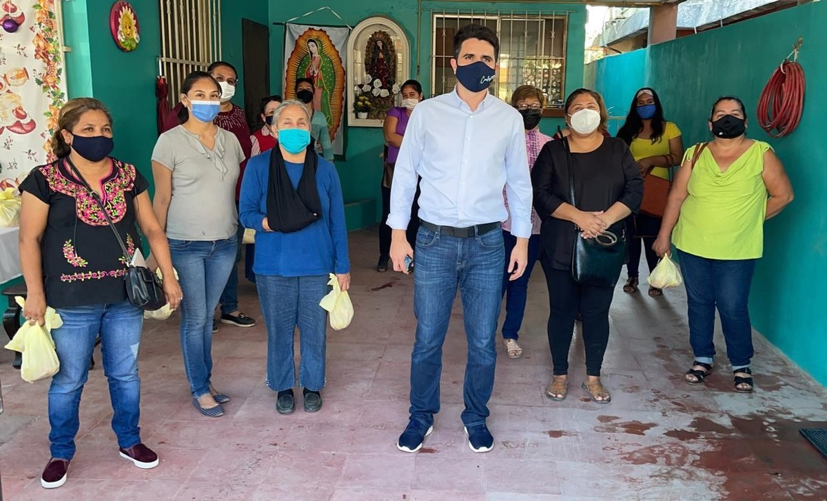 Carlos Fernández dialogó con vecinos de la Candelario Garza y Los Pinos