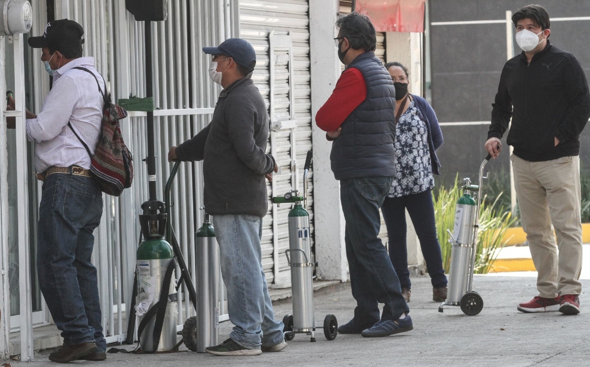 Ciudadanos hacen largas filas para llenar un tanque de oxígeno ante covid-19. (Cuartoscuro)