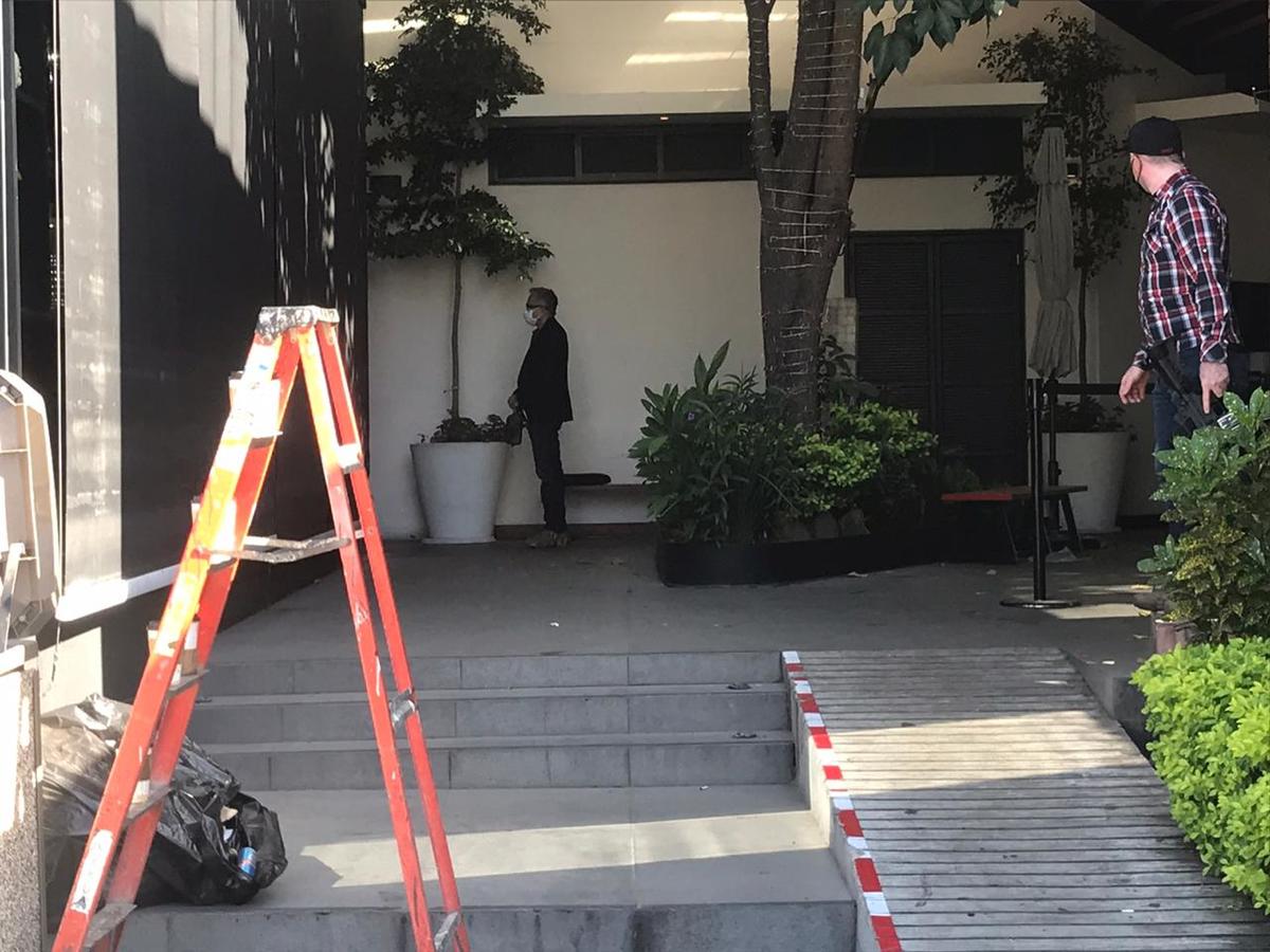 El fiscal Gerardo Octavio Solís Gómez, encabeza la diligencia al interior de la plaza Altamar. (Elsa Martha Gutiérrez)