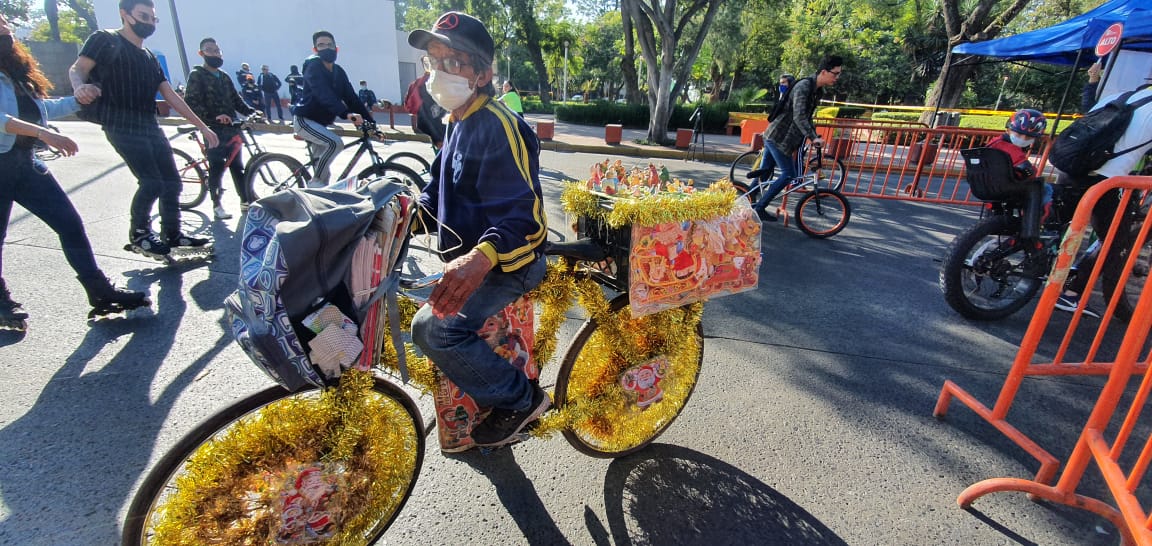 Juan José ya tiene 7 años adornando su bicicleta para las distintas festividades. (Juan Carlos Munguía)
