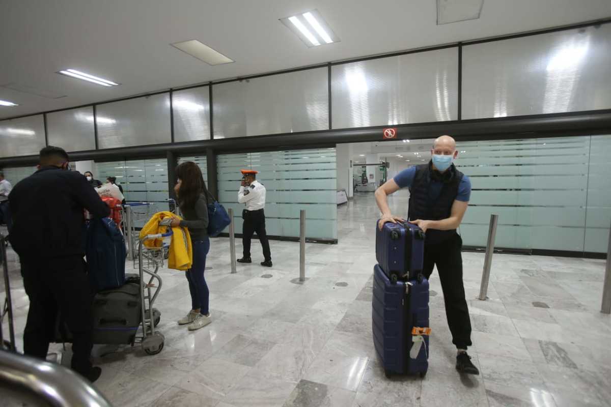 Los pasajeros bajaron del avión sin un protocolo especial ante la nueva cepa. (Juan Carlos Bautista)