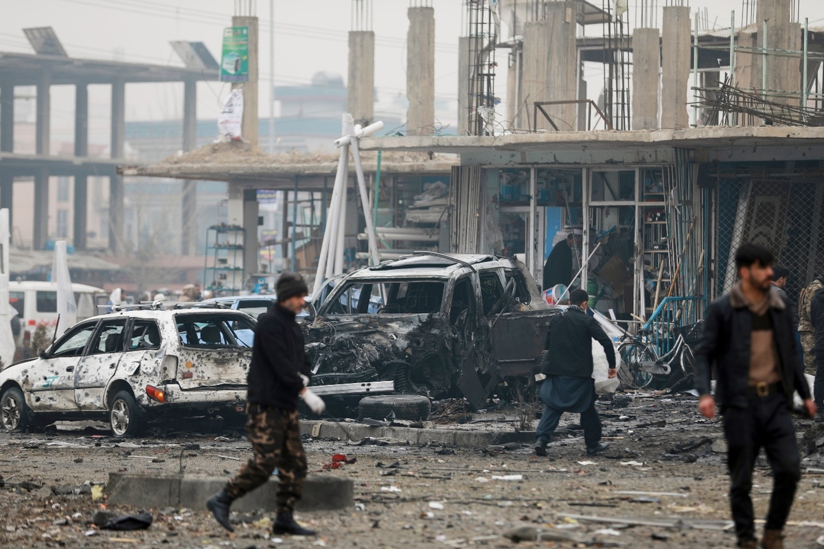 Personal de seguridad inspecciona el lugar de un ataque en Kabul./ AP