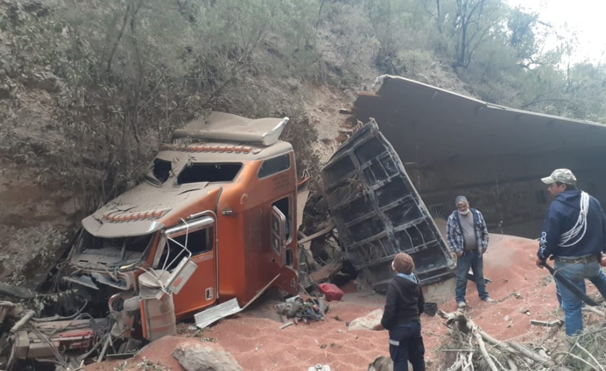 Tráiler cayó en voladero (Foto/cortesía)